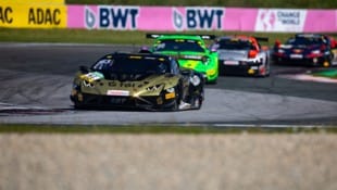Jordan Pepper kommt im gold-schwarzen Grasser-Lambo als DTM-Leader (Bild: ADAC Motorsport)