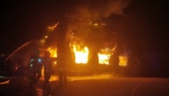 Das Feuer breitete sich auf Obergeschoß und Dachstuhl aus.