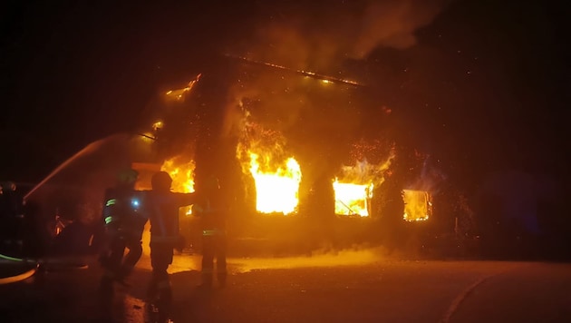 Das Feuer breitete sich auf Obergeschoß und Dachstuhl aus.