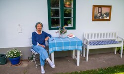 Die Schriftstellerin Karin Ivancsics lebt seit 18 Jahren wieder in Deutsch Jahrndorf. Im Sommer ...