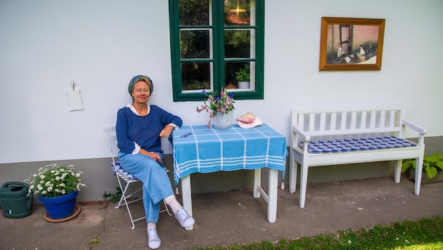 Die Schriftstellerin Karin Ivancsics lebt seit 18 Jahren wieder in Deutsch Jahrndorf. Im Sommer ist sie die meiste Zeit draußen. Ihr Garten ist ihre Ruheoase. 
