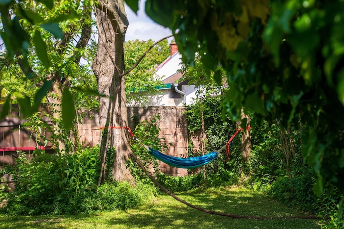 Die blaue Hängematte: Ein Ort zum Relaxen. 