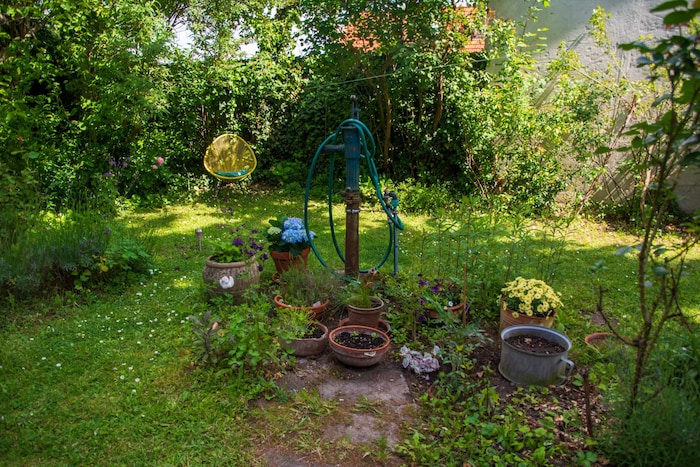Den gelben Sessel liebt Karin Ivancsics. Mit ihm wandert sie in ihrem Garten hin, wo es ihr gerade beliebt. 