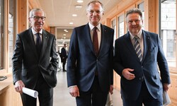 Von links: Landeshauptmann Wilfried Haslauer, Amtskollege Thomas Stelzer (OÖ) und Bürgermeister ...
