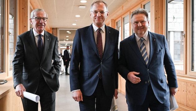Von links: Landeshauptmann Wilfried Haslauer, Amtskollege Thomas Stelzer (OÖ) und Bürgermeister Michael Ludwig (Wien) treffen sich mit ihren Kollegen und Entourage im Leoganger Luxus-Hotel Krallerhof zum Spar-Gipfel.