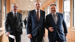 Von links: Landeshauptmann Wilfried Haslauer, Amtskollege Thomas Stelzer (OÖ) und Bürgermeister Michael Ludwig (Wien) treffen sich mit ihren Kollegen und Entourage im Leoganger Luxus-Hotel Krallerhof zum Spar-Gipfel. (Bild: Wenzel Markus)