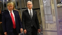 Der Druck auf Apple-Chef Tim Cook durch Präsident Trump wächst, iPhone-Fabriken in den USA zu eröffnen. (Bild: AFP/MANDEL NGAN)