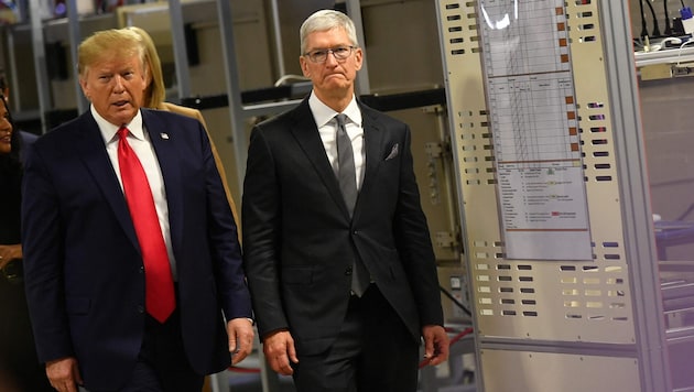 Der Druck auf Apple-Chef Tim Cook durch Präsident Trump wächst, iPhone-Fabriken in den USA zu ...