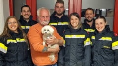 „Ginas“ Besitzer konnte die Hundedame glücklich in die Arme nehmen. Im Bild mit ihren Rettern von der Feuerwehr Zwettl. (Bild: FF Zwettl)