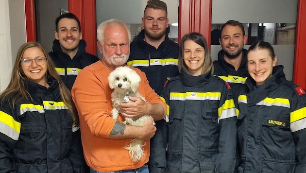 „Ginas“ Besitzer konnte die Hundedame glücklich in die Arme nehmen. Im Bild mit ihren Rettern von der Feuerwehr Zwettl.