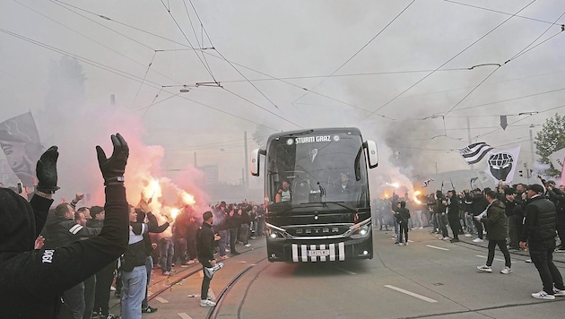 Um 15.30 Uhr fährt der Mannschaftsbus vor dem Stadion vor.