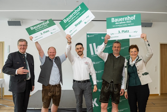 Die Gewinner der heurigen Bauernhof-des-Jahres-Auszeichnung mit dem steirischen Landwirtschaftskammer-Präsidenten Andreas Steinegger (li.) und Vize Maria Pein 