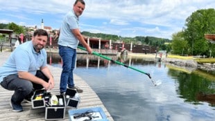 Georg Harb (re.) und Daniel Rieder haben speziell vor Beginn der Badesaison alle Hände voll zu tun. Kürzlich wurde das Lilienbad in St. Marein bei Graz kontrolliert. (Bild: Barbara Winkler)