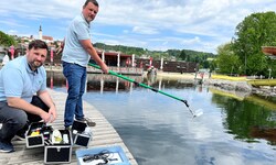 Georg Harb (re.) und Daniel Rieder haben speziell vor Beginn der Badesaison alle Hände voll zu ...