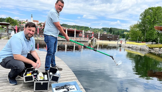 Georg Harb (re.) und Daniel Rieder haben speziell vor Beginn der Badesaison alle Hände voll zu tun. Kürzlich wurde das Lilienbad in St. Marein bei Graz kontrolliert.