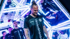 Stefan Federer beim Einzug des Alaba-Teams „DNA Athletics“ (Bild: zVg)