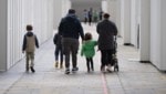 Mindestsicherung, Familienbeihilfe etc. – mit elf Kindern erhält ein geflüchtetes Ehepaar in Wien stattliche Unterstützungsgelder (Symbolbild). (Bild: Boris Roessler / dpa / picturedesk.com)