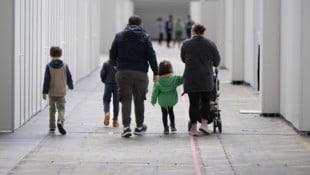 Mindestsicherung, Familienbeihilfe etc. mit elf Kindern erhält ein geflüchtetes Ehepaar in Wien stattliche Unterstützungsgelder (Symbolbild). (Bild: Boris Roessler / dpa / picturedesk.com)