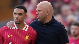 Trent Alexander-Arnold (l.) und Arne Slot (Bild: AP/AP Photo/Jon Super)
