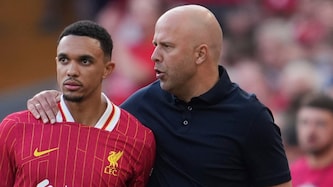 Trent Alexander-Arnold (l.) und Arne Slot (Bild: AP/AP Photo/Jon Super)