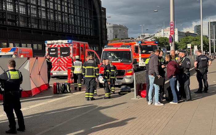 Ein Großaufgebot der Einsatzkräfte versorgt die Opfer nach dem Messerangriff.