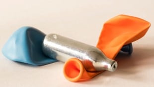 Eine Lachgas-Kapsel und Luftballons – das Rezept für einen kurzen Rausch mit Risiko (Bild: Corinne - stock.adobe.com)