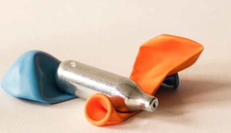Eine Lachgas-Kapsel und Luftballons – das Rezept für einen kurzen Rausch mit Risiko. (Bild: Corinne - stock.adobe.com)