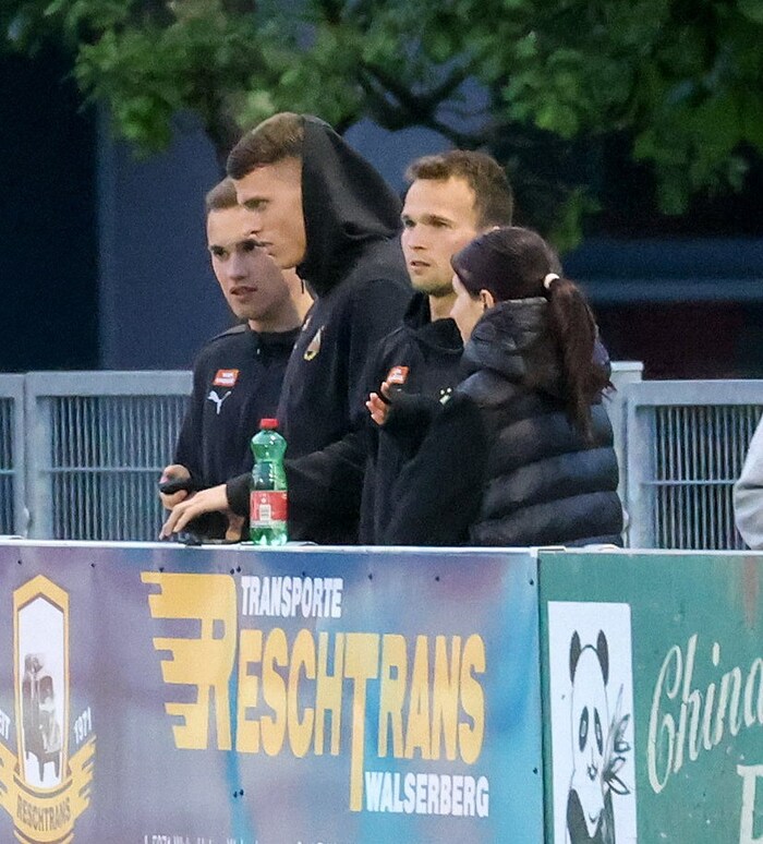 Matthias Seidl (2 v. li.) und Co. schauten in Grünau zu.