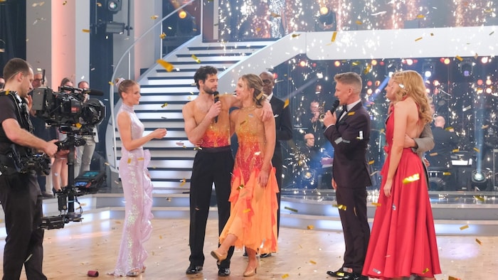 Aaron Karl und Katya Mizera ließen sich nach dem Sieg feiern.