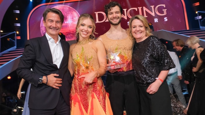 Aaron Katya Mizera und Aaron Karl gewinnen „Dancing Stars 2025“. ORF-Generaldirektor Roland Weißmann und ORF-Programmdirektorin Stefanie Groiss-Horowitz gratulierten.