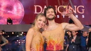 Aaron Karl und Tanzpartnerin Katya Mizera holten sich den „Dancing Stars“-Sieg. (Bild: ORF/Hans Leitner)