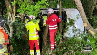 Die 20-jährige Einheimische landete mit ihrem Pkw im angrenzenden Wald.