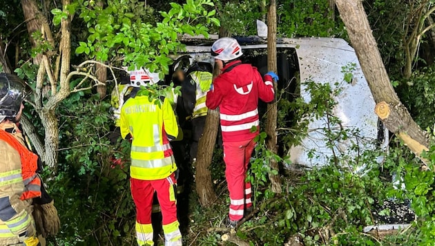 Die 20-jährige Einheimische landete mit ihrem Pkw im angrenzenden Wald.