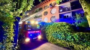 Das Feuer brach im Wohnzimmer der Wohnung im dritten Obergeschoß aus. Die Feuerwehr bekämpfte ...