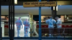 Kriminalbeamte ermitteln am Bahnsteig.