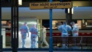 Kriminalbeamte ermitteln am Bahnsteig. (Bild: AFP/JONAS WALZBERG)
