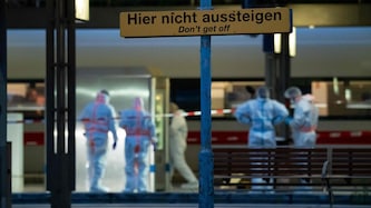 Kriminalbeamte ermitteln am Bahnsteig. (Bild: AFP/JONAS WALZBERG)