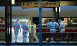 Kriminalbeamte ermitteln am Bahnsteig.