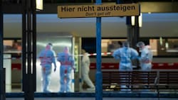 Kriminalbeamte ermitteln am Bahnsteig. (Bild: AFP/JONAS WALZBERG)