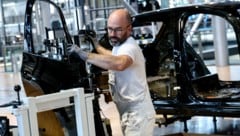Das Lieferkettengesetz würde unter anderem die Autoindustrie treffen – und damit einen wichtigen Wirtschaftszweig auch in Österreich. (Bild: EPA/FILIP SINGER)