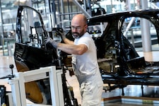 Das Lieferkettengesetz würde unter anderem die Autoindustrie treffen – und damit einen wichtigen Wirtschaftszweig auch in Österreich. (Bild: EPA/FILIP SINGER)