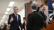 US-Verteidigungsminister Pete Hegseth und NATO-Generalsekretär Mark Rutte gestikulieren bei einem Treffen im Pentagon in Washington in Richtung Journalisten. (Bild: AFP/BRENDAN SMIALOWSKI)