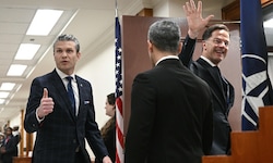 US-Verteidigungsminister Pete Hegseth und NATO-Generalsekretär Mark Rutte gestikulieren bei ...