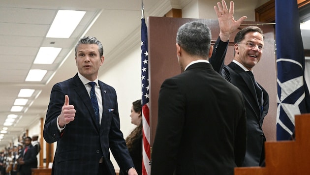 US-Verteidigungsminister Pete Hegseth und NATO-Generalsekretär Mark Rutte gestikulieren bei einem Treffen im Pentagon in Washington in Richtung Journalisten.