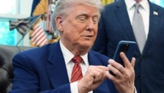 Er habe Apple-Chef Tim Cook schon vor langer Zeit darüber informiert, dass er erwarte, dass iPhones, die in den USA verkauft würden, in den USA hergestellt und gebaut würden. Nun droht er der gesamten Branche mit Zöllen. (Bild: AP/Evan Vucci)