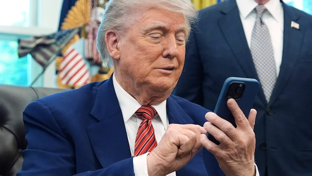 Er habe Apple-Chef Tim Cook schon vor langer Zeit darüber informiert, dass er erwarte, dass iPhones, die in den USA verkauft würden, in den USA hergestellt und gebaut würden. Nun droht er der gesamten Branche mit Zöllen.