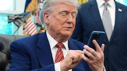 Er habe Apple-Chef Tim Cook schon vor langer Zeit darüber informiert, dass er erwarte, dass iPhones, die in den USA verkauft würden, in den USA hergestellt und gebaut würden. Nun droht er der gesamten Branche mit Zöllen. (Bild: AP/Evan Vucci)