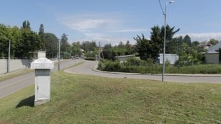 Der Täter kam über ein Nachbargrundstück an diesem Straßenzug – und überfiel den Pensionisten. (Bild: Bartel Gerhard)