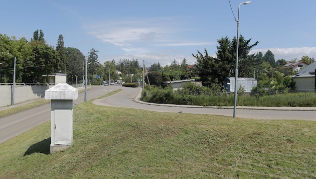 Der Täter kam über ein Nachbargrundstück an diesem Straßenzug – und überfiel den Pensionisten.