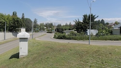 Der Täter kam über ein Nachbargrundstück an diesem Straßenzug – und überfiel den Pensionisten. (Bild: Bartel Gerhard)